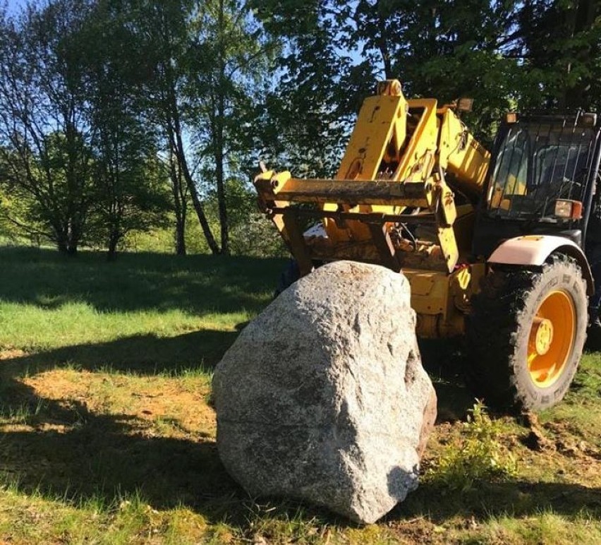 Porządki na terenie dawnego cmentarza żydowskiego w Białym...