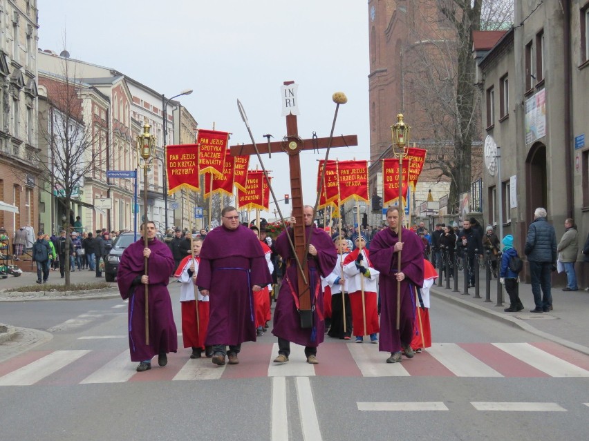 Tysiące wiernych uczestniczyło w drodze krzyżowej Jezusa na kalwarii piekarskiej. [ZDJĘCIA, WIDEO]