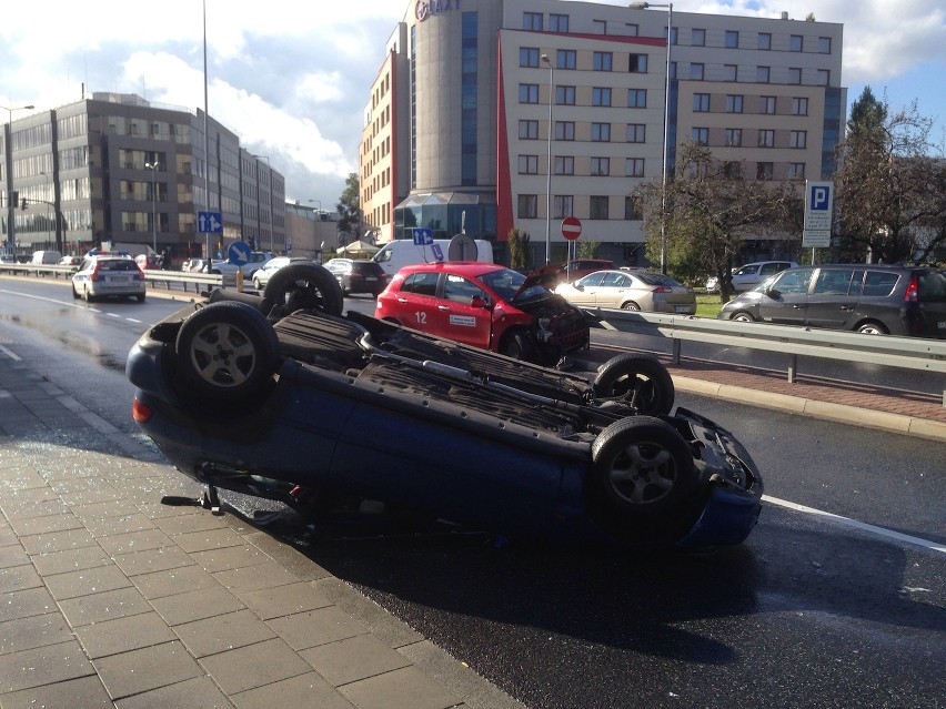 Wypadek z udziałem samochodu egzaminacyjnego na ul....