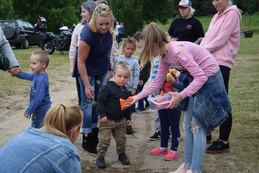 Twardziele o miękkich sercach z Miastka zorganizowali Dzień Dziecka w Słosinku