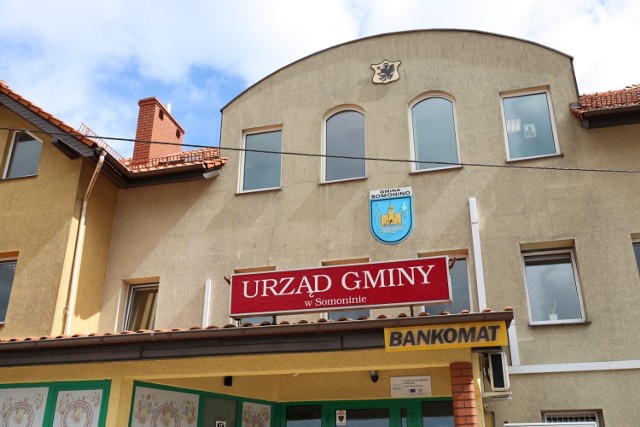 Wicewójt Andrzej Peta popisał umowę z wykonawcą na remont dachu budynku Urzędu Gminy w Somoninie.