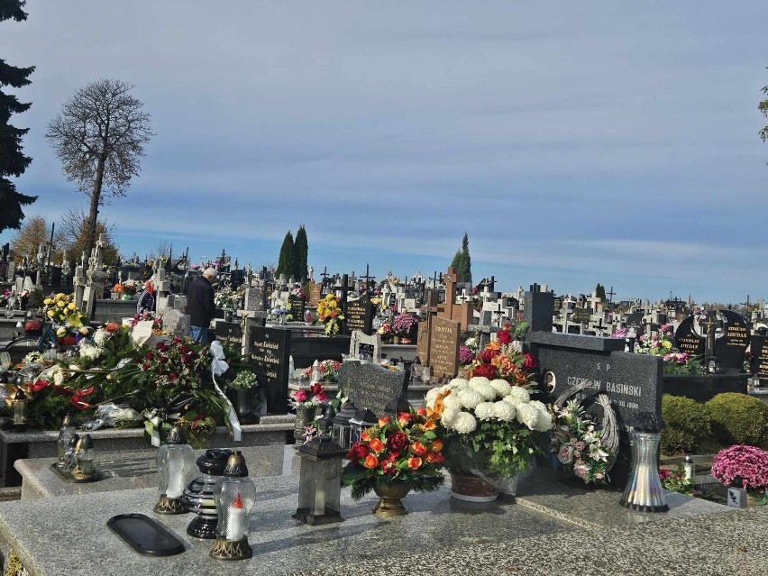 Przygotowania do Wszystkich Świętych w Staszowie. Wiele osób sprząta groby na Cmentarzu Komunalnym