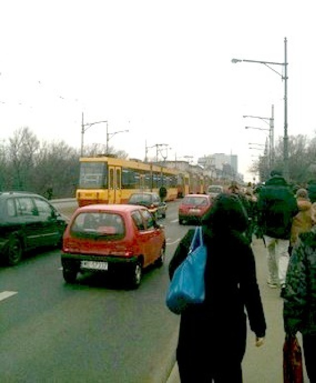 Przez niespełna godzinę tramwaje nie kursowały w obu kierunkach ...