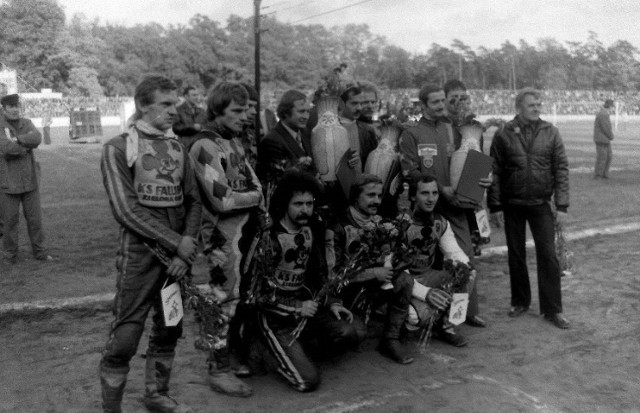 40 lat temu, 4 października w 1981 roku, po wyjazdowym zwycięstwie nad ROW-em Rybnik żużlowcy Falubazu Zielona Góra po raz pierwszy sięgnęli po złoty medal drużynowych mistrzostw Polski. Zespół świętował sukces po ostatnim meczu sezonu z Unią Leszno.