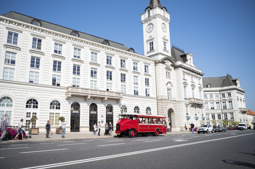 Woził pasażerów przedwojennej Warszawy. 88-letni autobus Somua Six znów wyjechał na stołeczne ulice