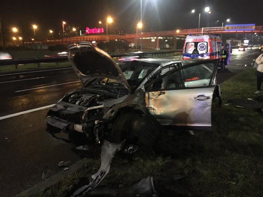 Katowice: Wypadek na DTŚ, na wysokości salonu Mazak [ZDJĘCIA]. Samochód wjechał w barierki, jedna osoba rana 