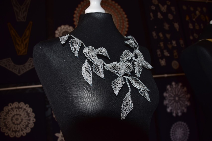 To prawdziwe dzieła sztuki! Koronkowa biżuteria od Ewy Szpili zdobiła ekologiczne suknie ślubne [ZDJĘCIA]