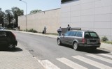 Piesi i kierowcy narzekają na parkowanie na chodniku przy Fabianiego w Radomsku