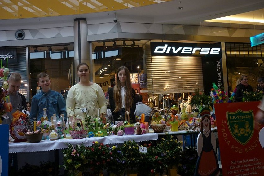 Dzieci z SP w Tupadłach sprzedawały stroiki świąteczne w...