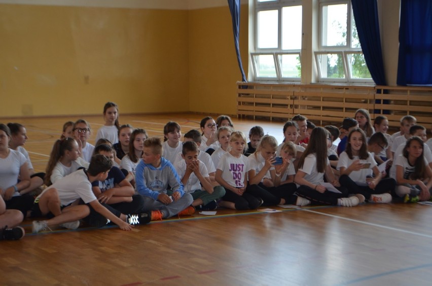 Siatkarz Piotr Gruszka odwiedził szkołę podstawową w Gaworzycach. ZDJĘCIA
