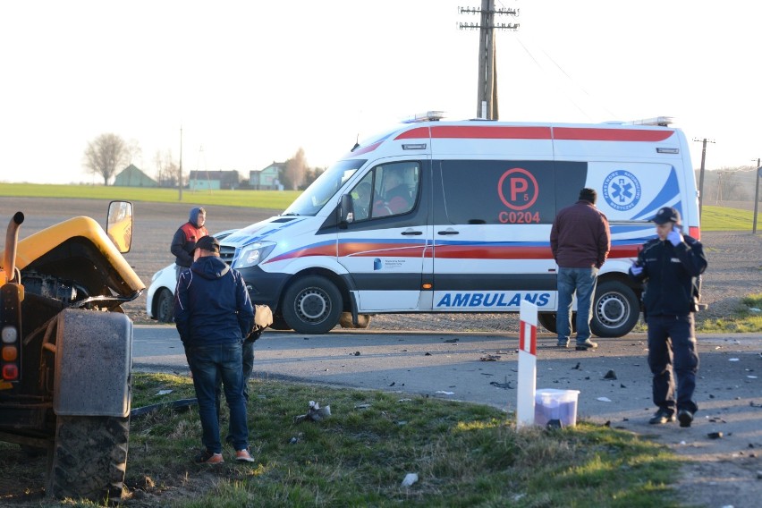 W Słupie samochód zderzył się ładowarką. Kobieta trafiła do szpitala [wideo, zdjęcia]