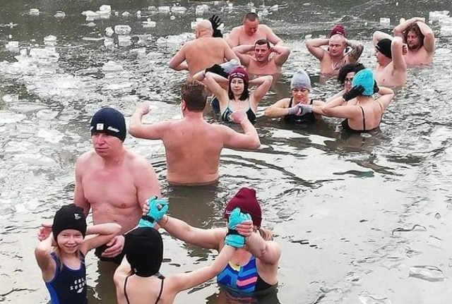 W niedzielę, 16 stycznia grupa morsów ze Staszowa tradycyjnie oddała się kąpieli w lodowatych wodach Golejowa. Morsowali doświadczeni, ale również młodsi, którzy w tej aktywności stawiali swoje pierwsze kroki. Dobre humory i wspaniała atmosfera towarzyszyła im przez cały czas. Już za tydzień kolejne morsowanie na Golejowie.

Więcej zdjęć na kolejnych slajdach>>>