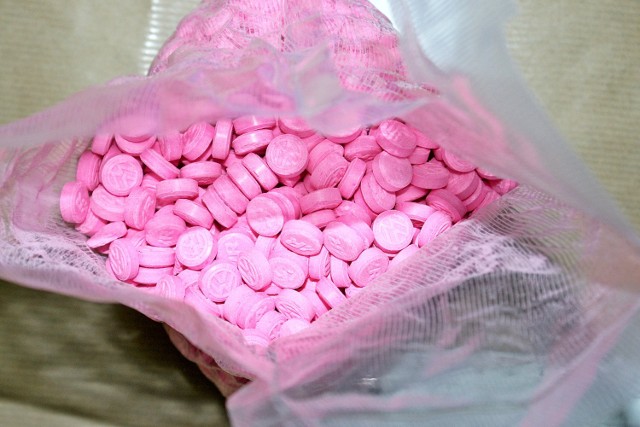 Policjanci znaleźli i zabezpieczyli 4911 tabletek ecstasy, ponad pół kilograma amfetaminy oraz ponad 5 gramów marihuany. Funkcjonariusze zatrzymali dwie osoby, którzy posiadały te narkotyki.