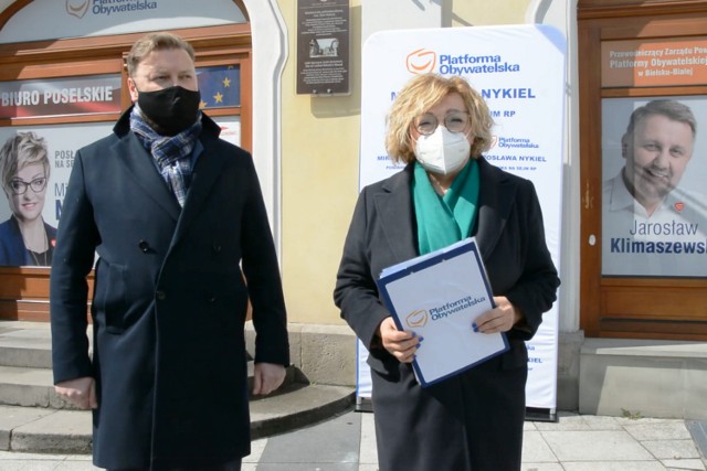 Adam Ruśniak, zastępca prezydenta Bielska-Białej i posłanka  Mirosława Nykiel podczas środowej konferencji