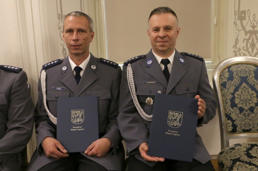 Uroczystość z okazji Święta Policji. Awanse, odznaczenia i listy gratulacyjne dla policjantów z Legnicy i powiatu, zobaczcie zdjęcia