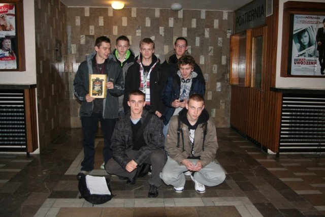 Filmowe chłopaki w holu MOK w Przeworsku, gdzie odbywał się Przegląd