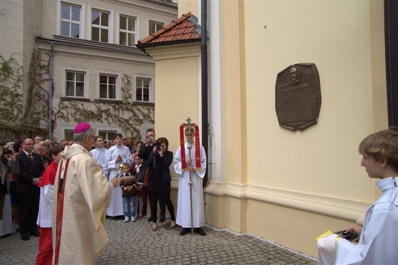 Pszczyna: Ksiądz Józef Kuczera został upamiętniony na tablicy pamiątkowej