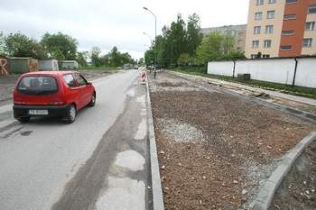 Przy ulicy Leszczyńskiej w Kielcach rozpoczął się remont parkingu, mieszkańcy prosili o niego od 27 lat.