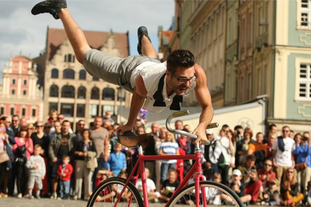 BuskerBus w weekend (21-23 sierpnia) wypełni ulice stolicy Dolnego Śląska. Przyjadą muzycy, klauni, aktorzy, akrobaci oraz żonglerzy. Tegoroczna edycja to już 19. spotkanie z wszelkiego rodzaju sztukmistrzami. BuskerBus trwa od 21 do 23 sierpnia i weźmie w nim udział ponad 50 kuglarzy. Podczas tegorocznej edycji imprezy, artyści zaprezentują ponad 35 różnorodnych przedstawień. Wszystkie występy będą tradycyjnie odbywać się na ulicy Oławskiej i w Rynku. Czytaj więcej: BuskerBus we Wrocławiu