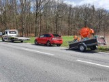 Jełowa. Na drodze krajowej nr 45 volkswagen golf uderzył w tył przyczepy ciągniętej przez skodę