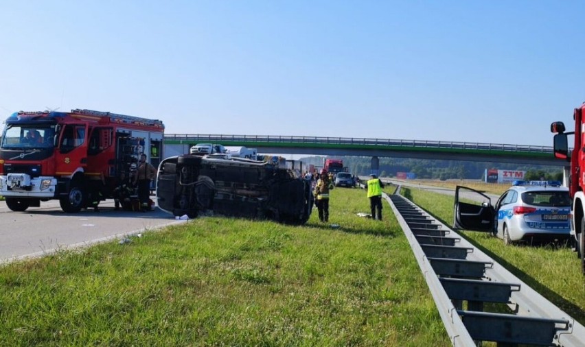 Wypadek na A1 koło Łodzi. Dachowanie na autostradzie A1 przy węźle Tuszyn