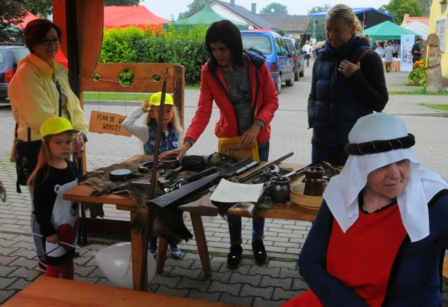 Jedną z ważniejszych imprez, które w miniony weekend zorganizowano w powiecie świeckim, był „Piknik w Stuletnim Sadzie”. Zgodnie z zapowiedzią publikujemy migawki z tego festynu. Pogoda sprawiła, że nie odbył się on w sadzie państwa Zielińskich w Topolnie, lecz w centrum Pruszcza. - Grunt zapadałby się pod ludźmi, tak bardzo był nasiąknięty od deszczu - wyjaśnia Wojciech Zieliński, pomysłodawca pikniku. Ale impreza się udała. Jej bohaterem niezmiennie było jabłko, stąd bieg po złote jabłko, konkurs na jabłko w deserze i pokazy kulinarne z wykorzystaniem jabłka oraz obowiązkowa szarlotka ojców paulinów, oferowana przez KGW Topolanki. Nowością była  prezentacja kuchni żydowskiej. Jak zawsze, wielkie zainteresowanie wzbudzał pokaz obozowego życia średniowiecznego w wykonaniu stowarzyszenia Dominos.