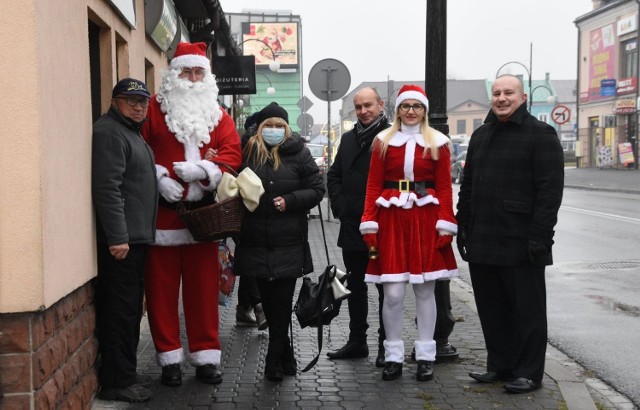 Święty Mikołaj na ulicach Jędrzejowa. Rozdawał cukierki wraz z pomocnikami: śnieżynką, burmistrzem i przewodniczącym rady.