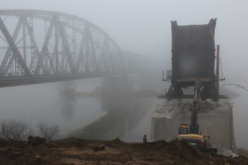 Tczew: most drogowy znika po kawałku, a kolejowy znalazł się pod specjalnym nadzorem [ZDJĘCIA]