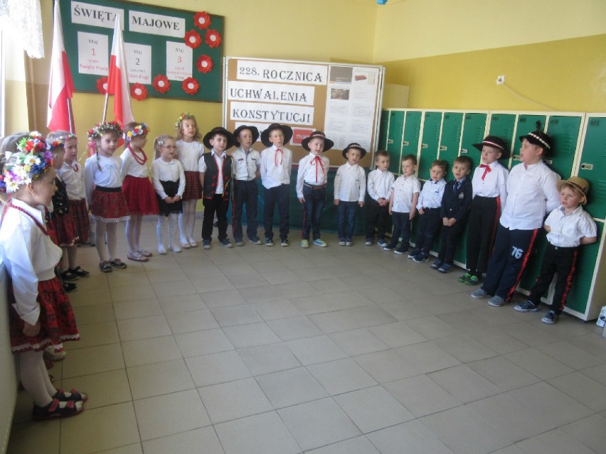 Uczniowie ze Szkoły Podstawowej w Moskurni świętowali rocznicę uchwalenia Konstytucji 3 Maja ZDJĘCIA