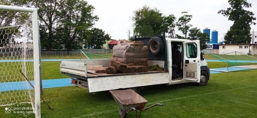 Kościan. Trwają prace na murawie boiska stadionu miejskiego