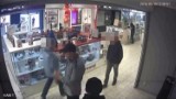 Kradzież w kantorze w Gdyni. Policja szuka złodziei i publikuje nagranie. Rozpoznajesz tych mężczyzn? Ukradli ok. 300 tys. złotych [WIDEO]