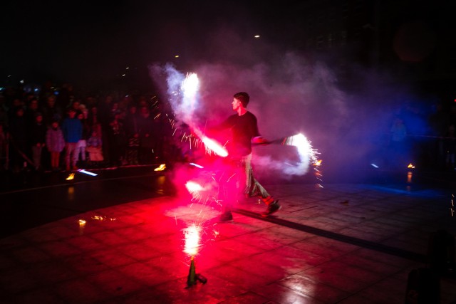 Pokaz ognia i światła Światłogień - pokazy LED & Fireshow Szczecin zakończyły 11 listopada Szczeciński Jarmark Niepodległościowy.

Zobacz też: 100-lecie niepodległości. Tak świętujemy! PRZEGLĄD WYDARZEŃ
