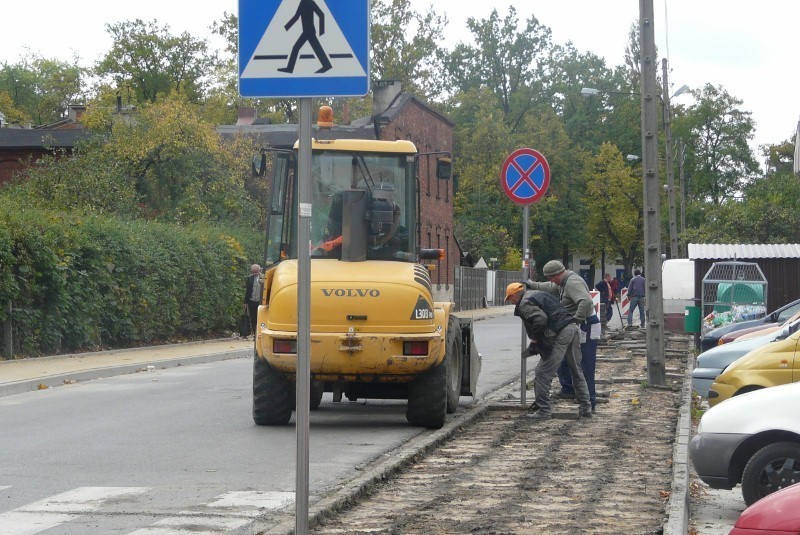 Budują chodniki przy miejskich drogach (zdjęcia)