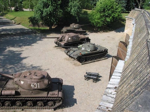 Od lewej: czołg ciężki IS-2, armaty forteczne z początku XIX w., czołg T-55A, działo samobieżne ISU-122, czołg T-34.