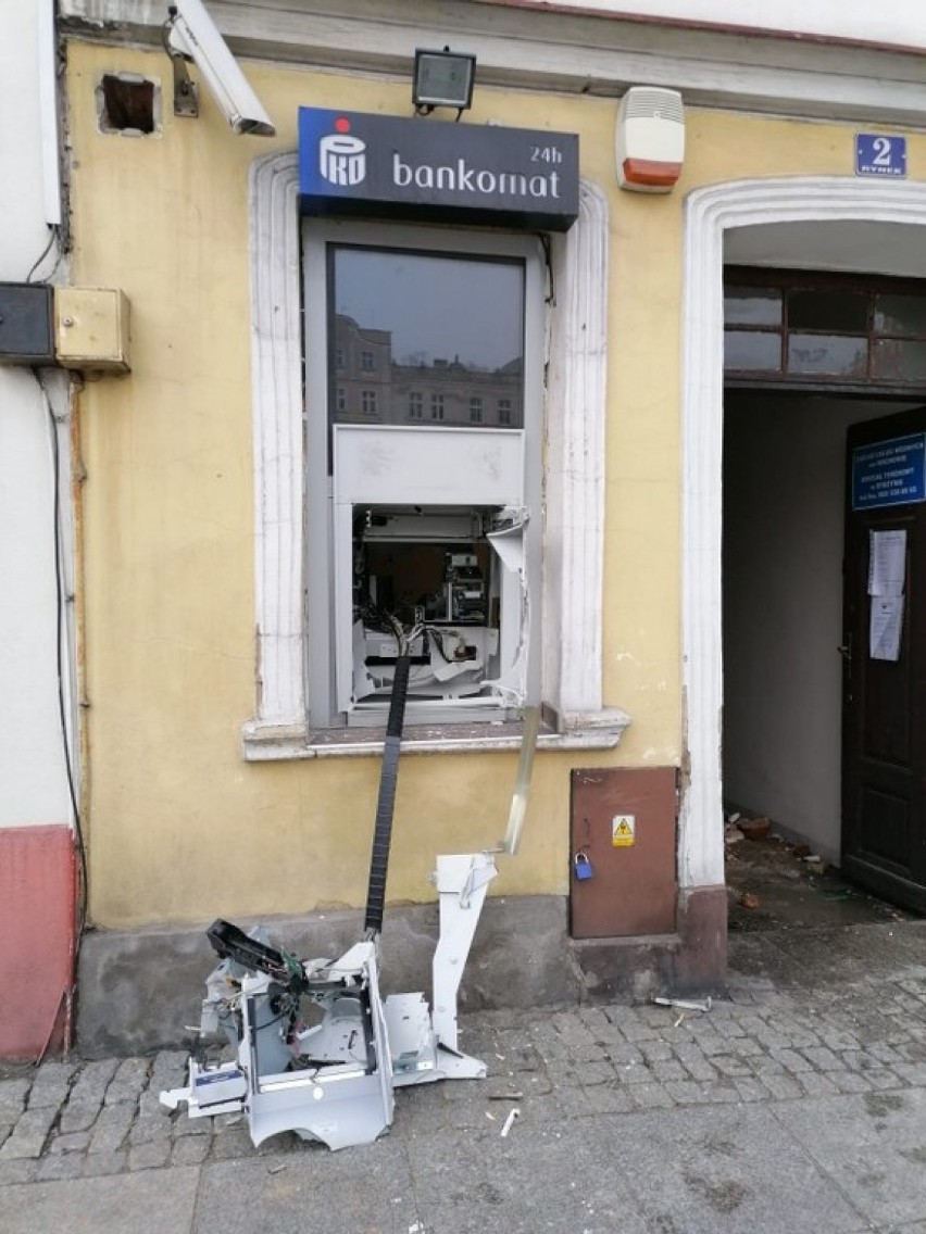 Rydzyna. Nieznani sprawcy wysadzili w nocy bankomat. Urządzenie znajdowało się na Rynku. Na razie nie wiadomo, ile pieniędzy zginęło