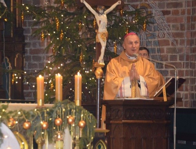 Mszę świętą w kościele farnym odprawił oraz wygłosił homilię biskup radomski Marek Solarczyk.