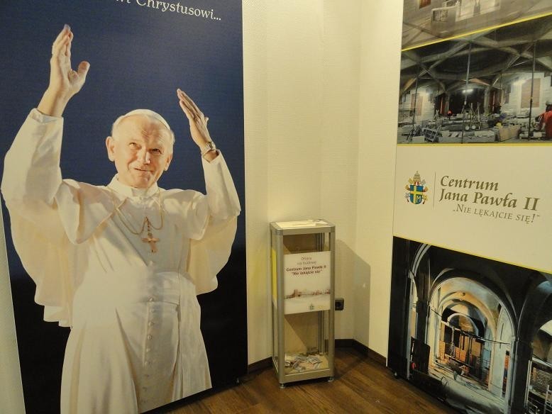 Mobilne Muzeum Jana Pawła II przyjechało do Poznania [ZDJĘCIA]