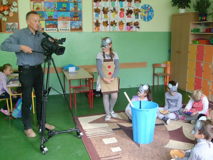 Uczniowie szkoły w Jaroszowie biorą udział w akcji Tesco dla...