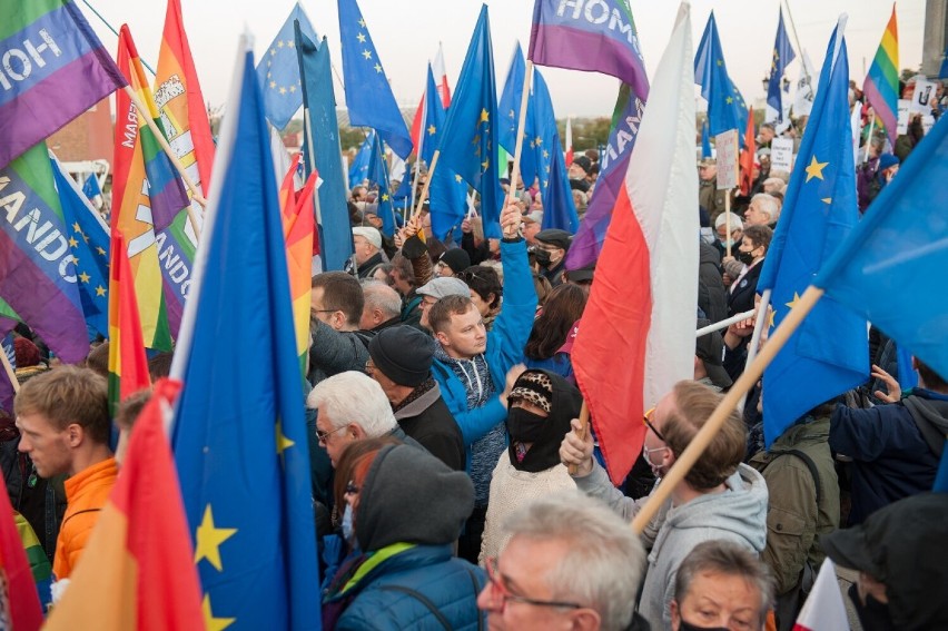 Mieszkańcy Konina na demonstracji poparcia dla Polski w Unii Europejskiej w Warszawie