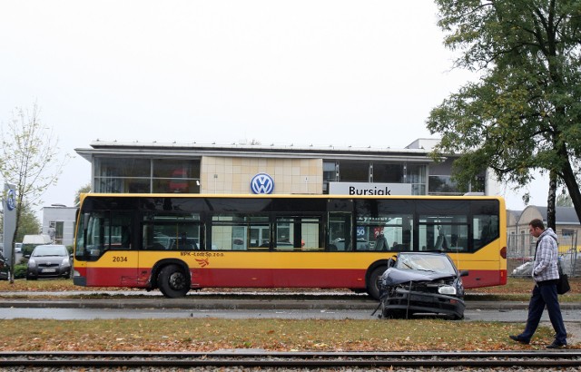 We wtorek przed południem na Pabianickiej samochód osobowy wjechał w stojący autobus MPK.