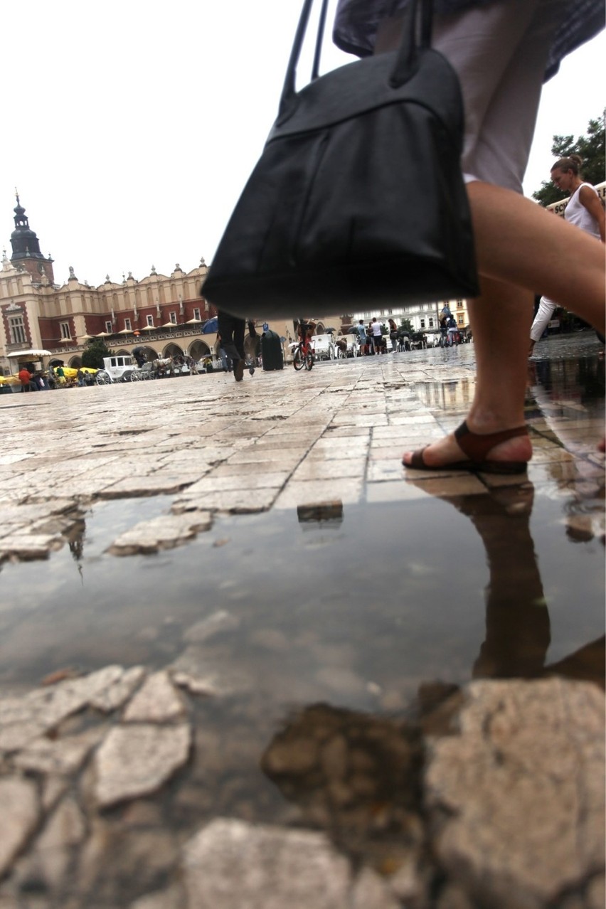 Kraków. Remont placu Mariackiego dopiero po wakacjach [WIDEO, ZDJĘCIA]