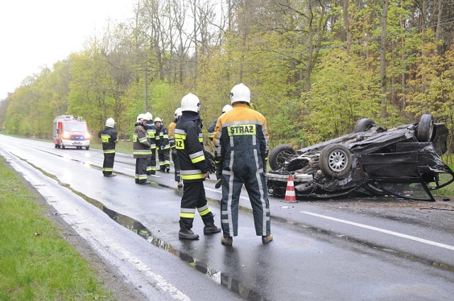 Wypadek Czmoń-Kórnik: BMW dachowało [ZDJĘCIA]