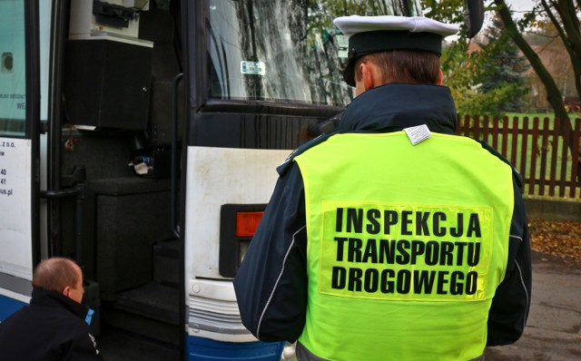 W poniedziałek (30 października) protest rozpoczęli pracownicy Inspekcji Transportu Drogowego. Inspektorzy ITD chcą zyskać uprawnienia służb mundurowych oraz domagają się podwyżek. Co w związku ze strajkiem inspektorów ITD czeka kierowców w całej Polsce?