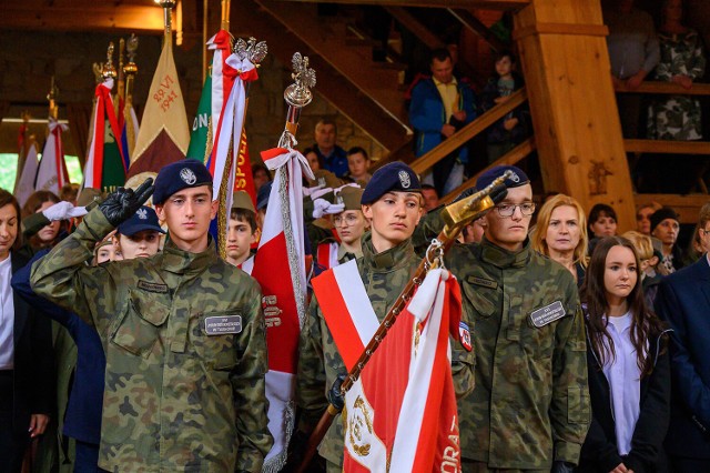 W obchodach rocznicowych w Jamnej, mimo padającego deszczu, wzięło udział wielu mieszkańców regionu. Więcej zdjęć w galerii!