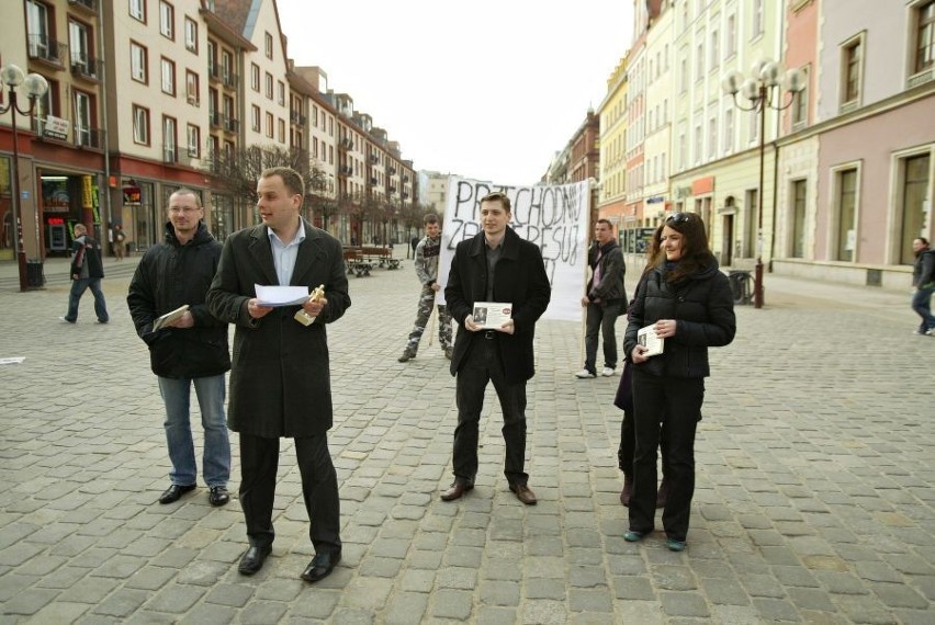 Wrocław: Ośmioosobowa demonstracja PiS przed siedzibą PO (ZDJĘCIA)