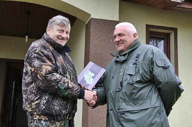 Mirosław Hermaszewski ofiarował Dionizemu Prusiewiczowi książkę &#8222;Był taki czas&#8221;, która wywarła na nim ogromne wrażenie