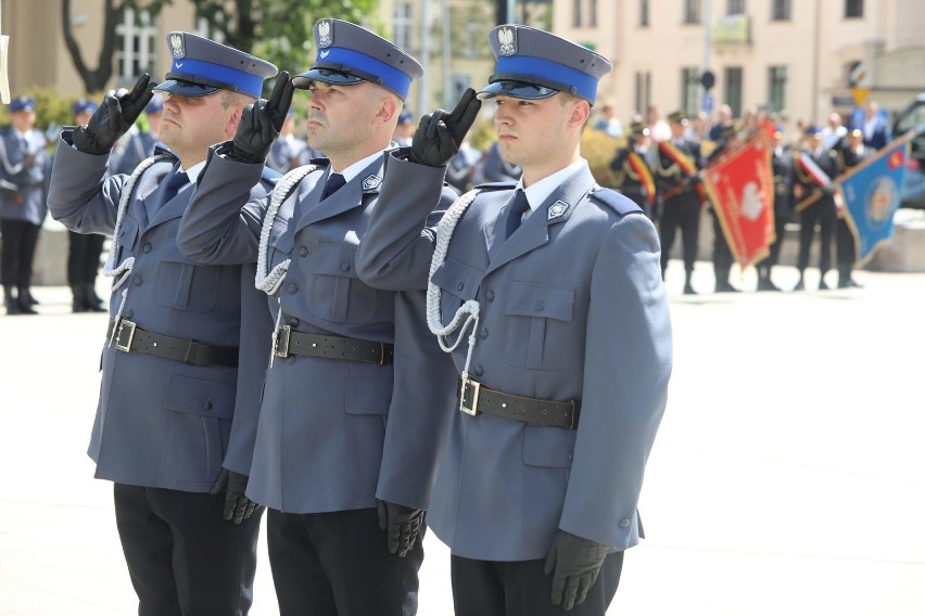 Stulecie policji na placu Dąbrowskiego w Łodzi. Łódzcy policjanci otrzymali awanse i nagrody