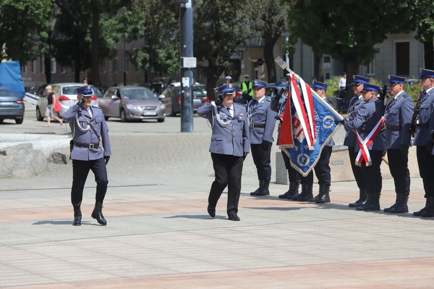 Stulecie policji na placu Dąbrowskiego w Łodzi. Łódzcy policjanci otrzymali awanse i nagrody