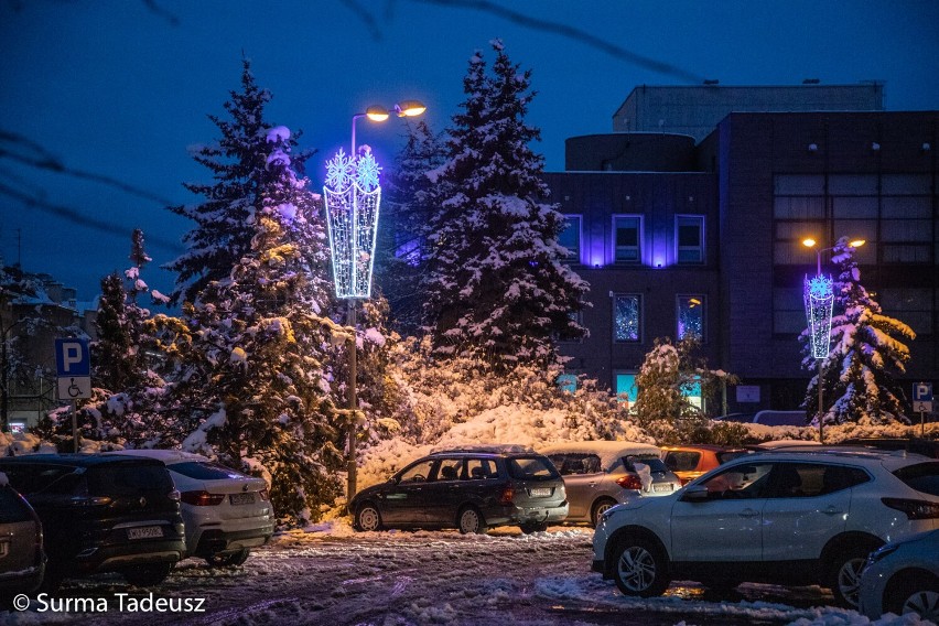 Stargard rozświetlony tysiącem świątecznych światełek. Wieczorny fotoreportaż Tadeusza Surmy