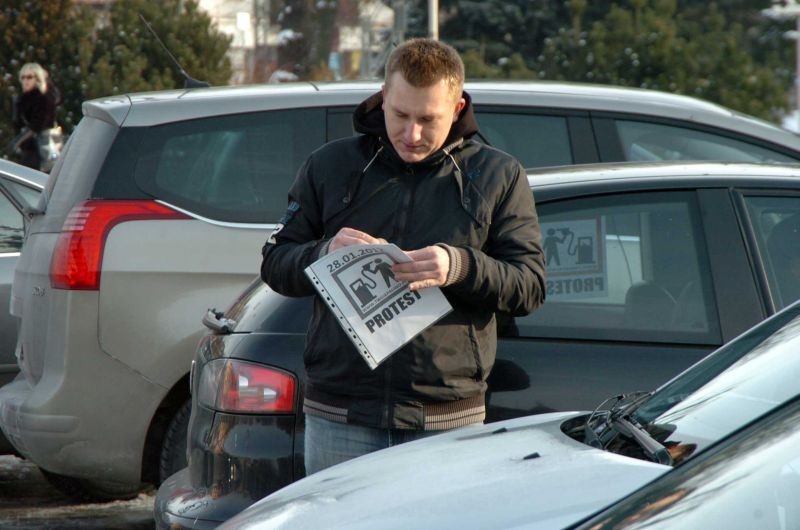 Protest kierowców w Słupsku przeciwko wysokim cenom paliw. Zdjęcia i film
